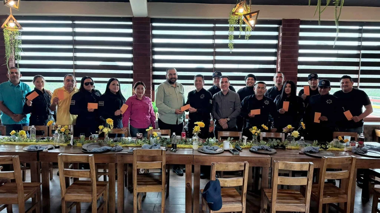 El alcalde Luis Fernando Loaiza Bañuelos, reconoció la labor de los policías con un desayuno
