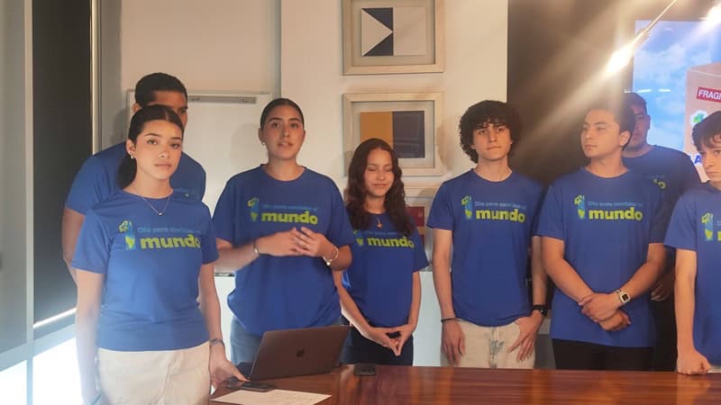 Durante la rueda de prensa los jóvenes mencionaron que durante la muestra de arte habrá posibilidad de comprar la obra de los artistas.
