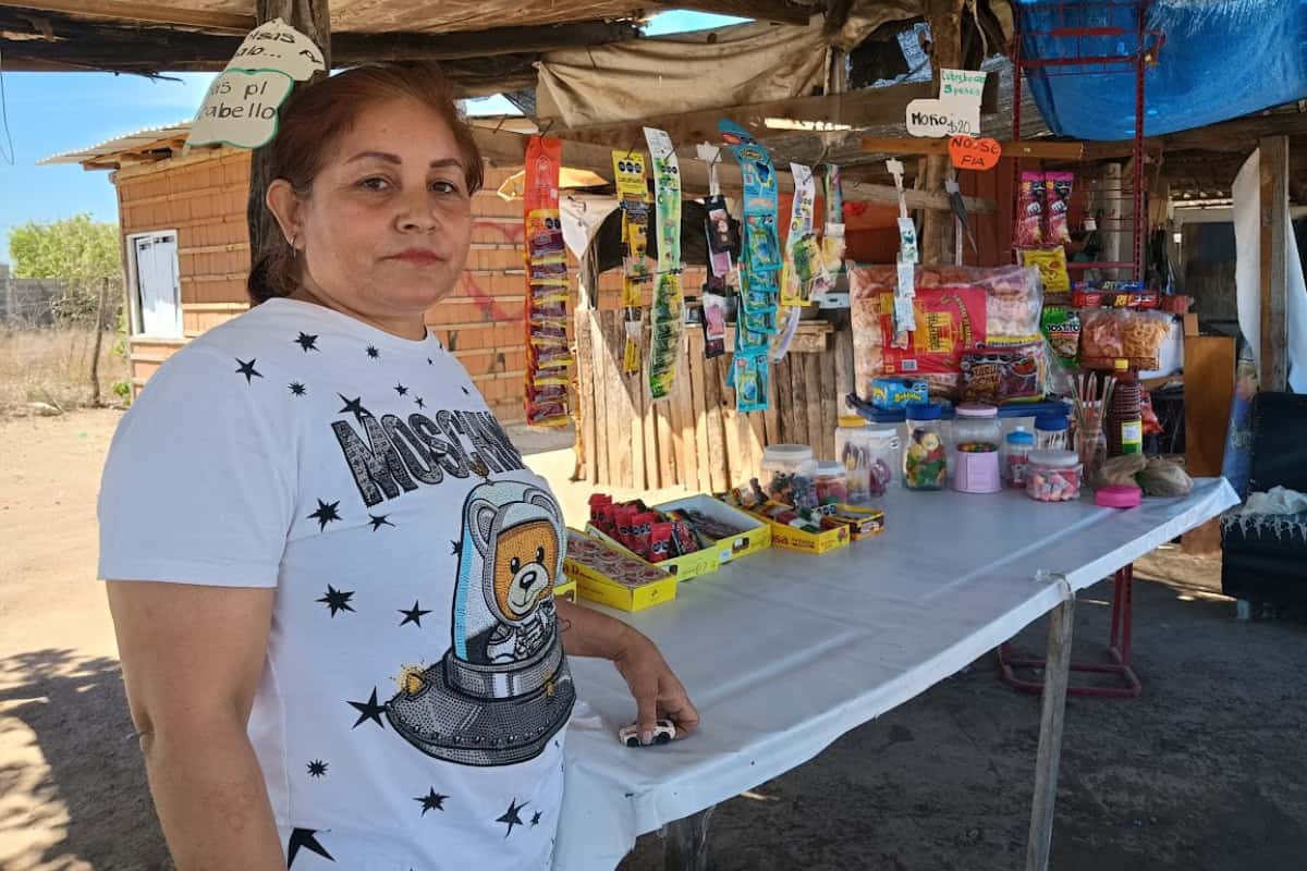 Aunque comenzó vendiendo dulces y sandías afuera de su casa, Karla ya proyecta convertir su pequeño puesto en una tiendita más grande para su familia.