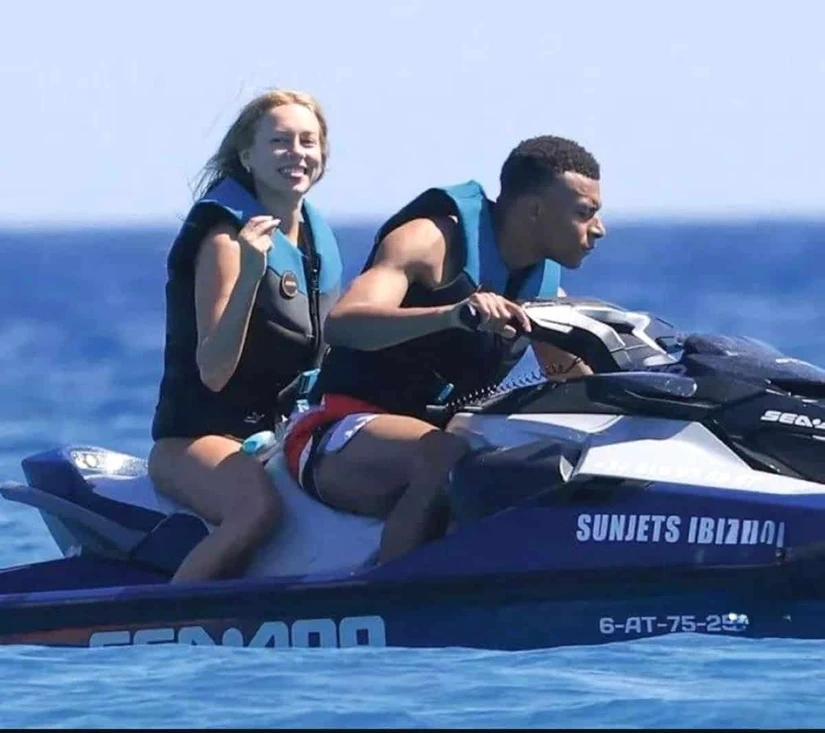 Kylian Mbappé y Ester Expósito. mantendrían una relación amorosa desde marzo. Foto: Futeousadia