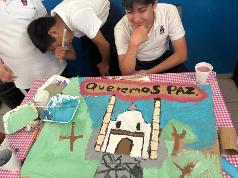 Un balón y un sueño: tener una cancha de pasto sintético en la Primaria Lázaro Cárdenas. Foto: Cortesía/TBN