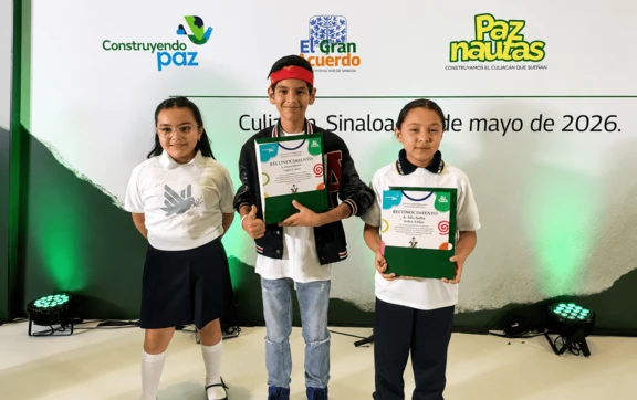Luis Joel, Hellen y Romina son reconocidos por impulsar la construcci&oacute;n de paz en su escuela &acute;Gral. L&aacute;zaro C&aacute;rdenas&acute; en Culiac&aacute;n
