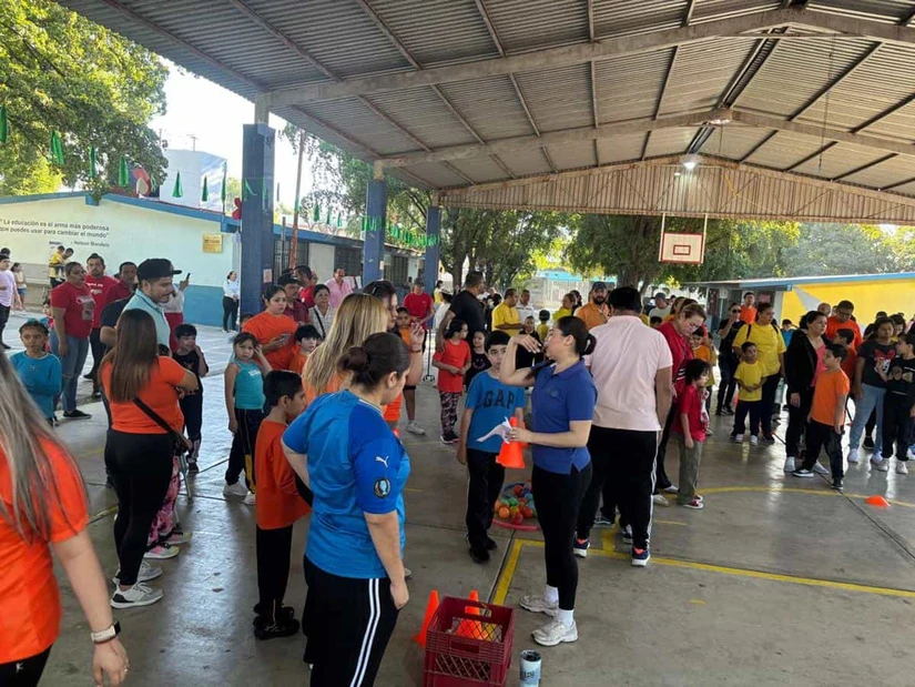 Pequeñas acciones, grandes cambios: estudiantes, padres de familia y docentes construyen paz desde la escuela. Foto: Cortesía/TBN