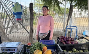 Independencia con sabor a esperanza: Paloma y su puesto de frutas y verduras en Mazatlán