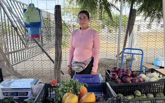 Independencia con sabor a esperanza: Paloma y su puesto de frutas y verduras en Mazatl&aacute;n