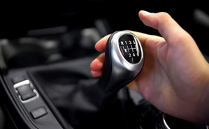 ¿Por qué los autos estándar son más baratos que los automáticos?