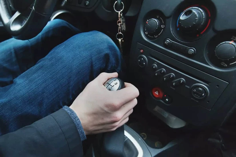 Los autos estándar se caracterizan por tener costos más accesibles que los automáticos.