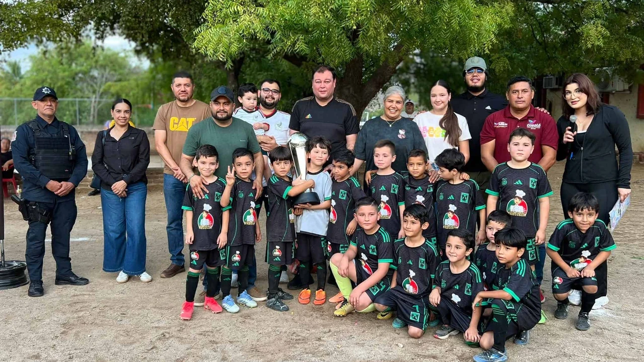 El equipo campeón de la categoría panditas “Lomitas Jr” de la escuela Cuauhtémoc.
