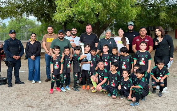 Premian a campeones del Torneo de F&uacute;tbol Infantil en Cosal&aacute;