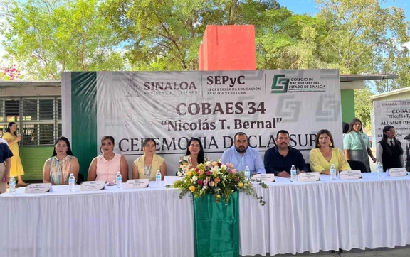 Alcalde Loaiza Ba&ntilde;uelos encabeza graduaci&oacute;n del COBAES 34 en Coyotit&aacute;n