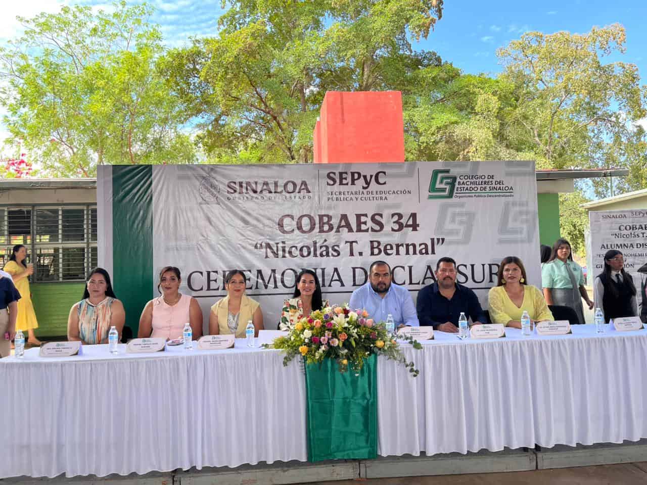 El alcalde de San Ignacio, Luis Fernando Loaiza Bañuelos, encabezó la ceremonia de clausura en Cobaes Coyotitán, acompañado de autoridades educativas
