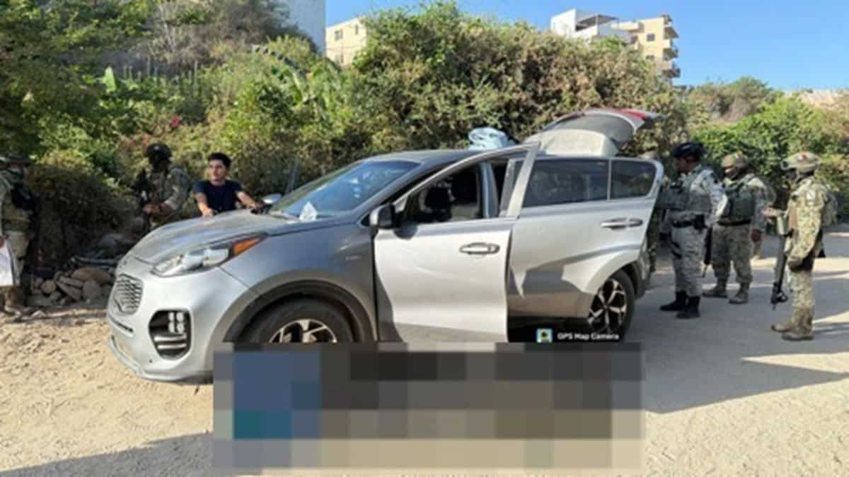 Elementos de la Marina, la Guardia Nacional, la Defensa y la FGR interceptaron a una persona en San José del Cabo y aseguraron más de 170 dosis de presunta droga, además de un vehículo.