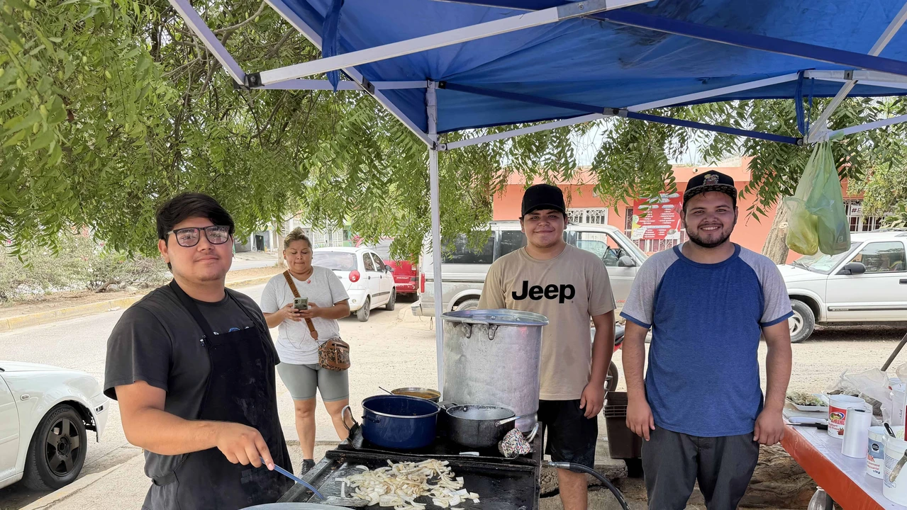 Los hermanos Saucedo Castro atienden con entusiasmo su puesto de tacos de birria y carne asada cada martes y jueves en el Tianguis de la colonia Flores Magón, juntos han logrado continuar con un negocio de más de 20 años iniciado por sus papás para darle sustento a la familia