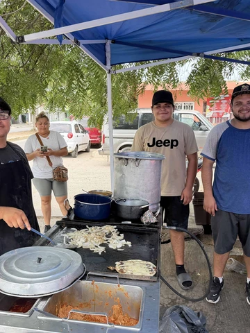 Tres hermanos y un emprendimiento: la historia de los Saucedo Castro y sus tacos en Mazatl&aacute;n