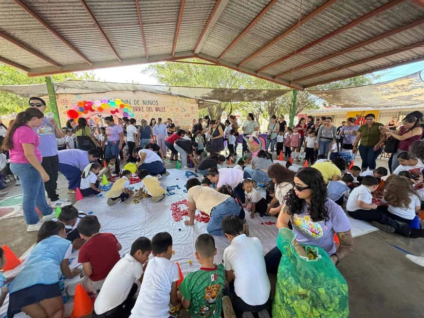 Alumnos del Jardín de Niños Eloisa Aguirre del Valle participaron en la creación de un mural con las tapitas recolectadas