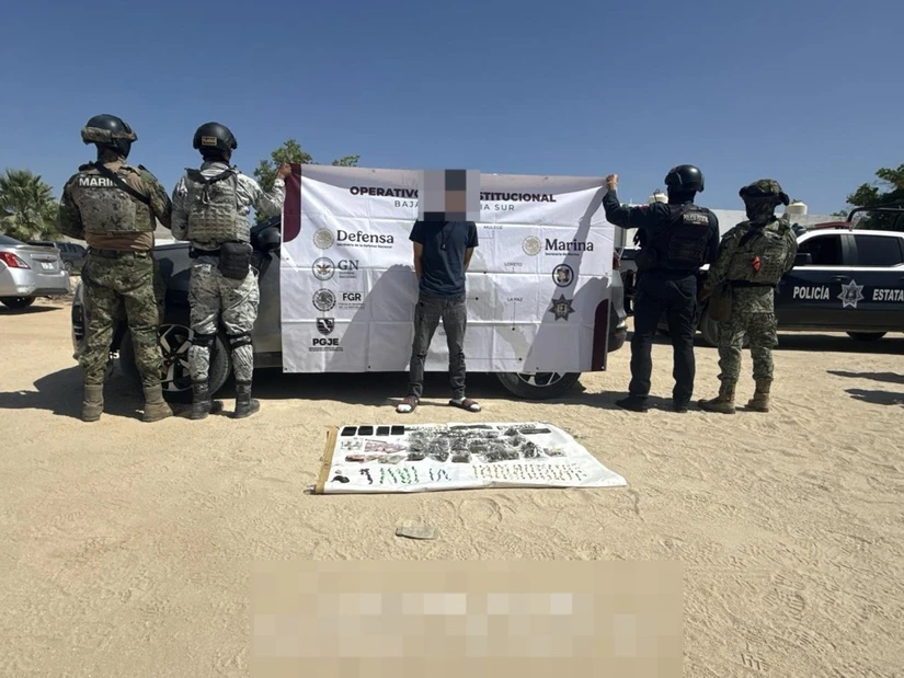 Un operativo conjunto en la colonia Chula Vista derivó en la detención de una persona y el decomiso de decenas de dosis de metanfetamina, cocaína y marihuana en Los Cabos.