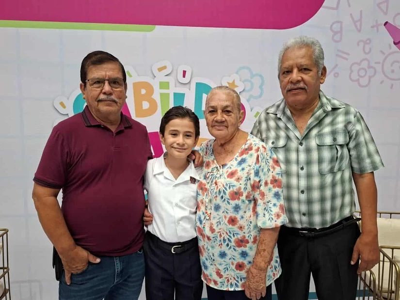 El cariño y respaldo de sus abuelos, Olivia Félix Valenzuela, José Antonio García León y Daniel García Ortega, forman parte importante de los logros de Alan Heriberto. Foto: Juan Madrigal