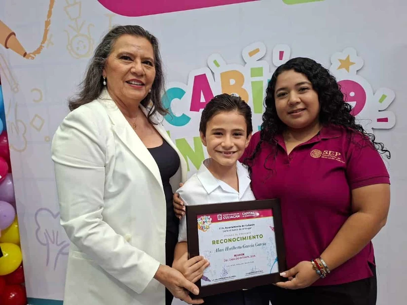 Alan Heriberto junto a la directora Mirna Maribel Cota Gastélum y su maestra Paola Eréndira Nieblas Villa, quienes han sido parte fundamental de su formación académica y humana. Foto: Juan Madrigal