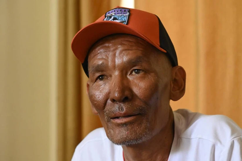 El alpinista de 57 años relató cómo logró sobrevivir en condiciones extremas en el Everest, alimentándose de chocolate congelado y agua obtenida al romper hielo durante su encierro.