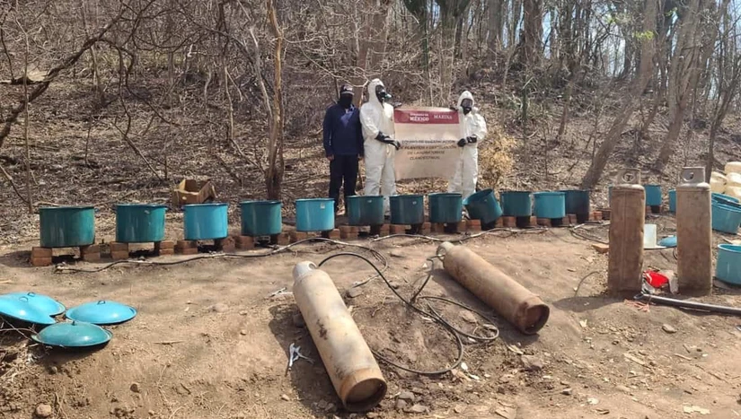 En Sinaloa, la Marina aseguró un laboratorio con precursores químicos, equipo industrial y producto terminado, evitando la producción de 17,500 dosis de droga y generando una afectación millonaria al crimen.
