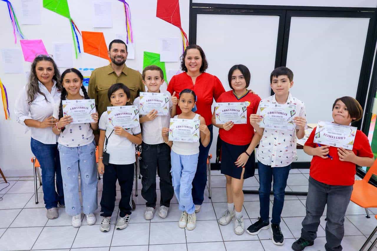 Ocho niñas y niños celebraron la presentación de Hilos de viento, una antología que reúne los poemas creados durante el taller “Papalotes al viento”. Foto: IMCC