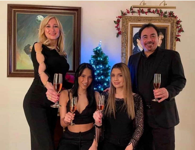 Hugo Sanchez con su esposa y las dos hijas que tuvo con ella. Foto: Instagram
