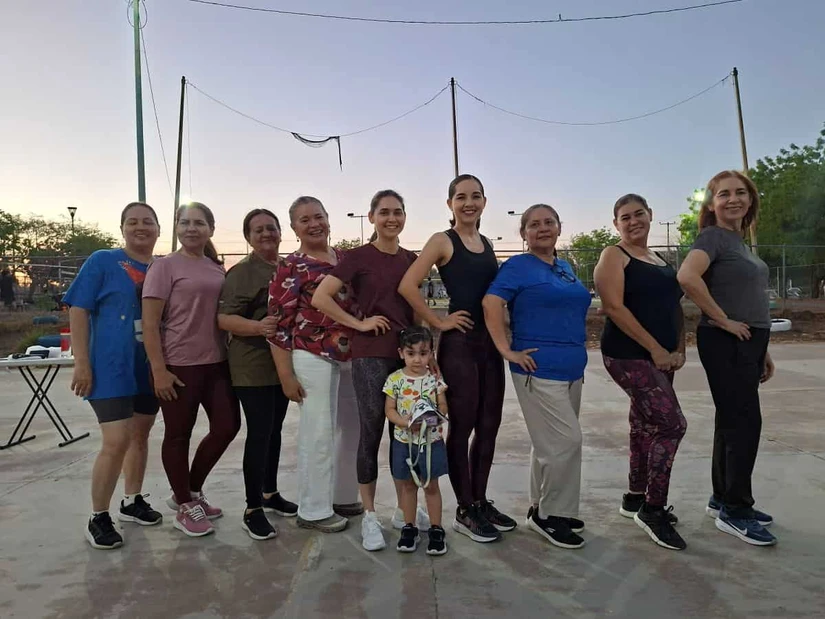 La psicoterapeuta Karen Lara Ledesma impulsa clases de baile fitness en Mezquitillo, donde las participantes fortalecen su autoestima, reducen el estrés y mejoran su bienestar emocional. Foto: Juan Madrigal