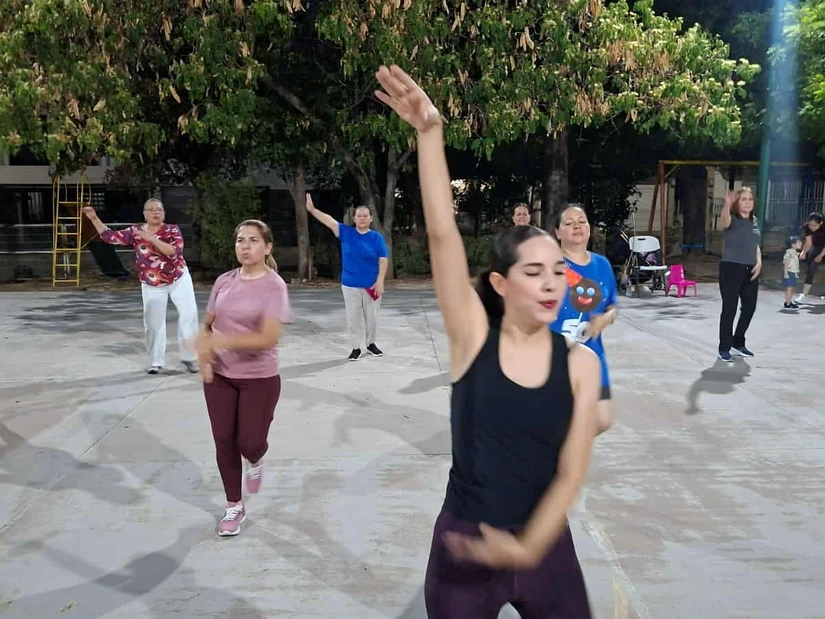 Convencida de que la salud mental y la actividad física van de la mano, Karen Lara impulsa clases de baile fitness que fortalecen la autoestima y la convivencia comunitaria. Foto: Juan Madrigal