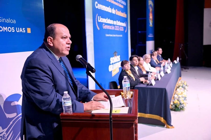 Jesús Roberto Garay Núñez, director de la Facultad de Enfermería Culiacán, encabezó la ceremonia de graduación de 650 nuevos profesionales de la salud. Foto: UAS