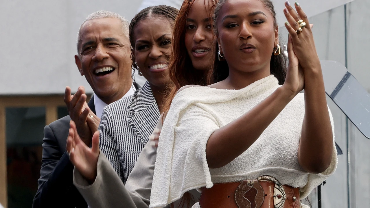 Las hijas de Barack Obama asisten a la inauguración del centro presidencial en Chicago.