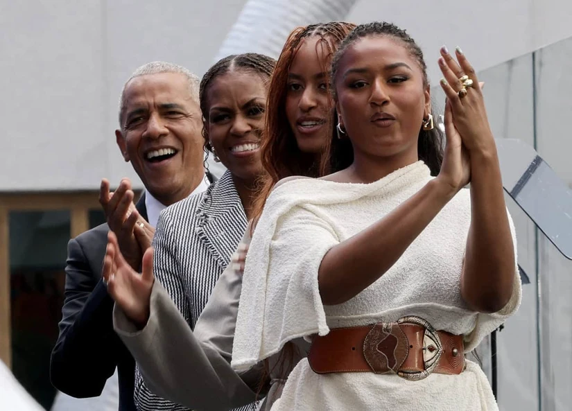 Malia (izquierda) y Sasha Obama, hijas del expresidente de Estados Unidos Barack Obama y de su esposa Michelle Obama, llegan a la inauguración del Centro Presidencial Barack Obama en Chicago, Illinois, el 18 de junio de 2026. (Photo by Kent NISHIMURA AFP)