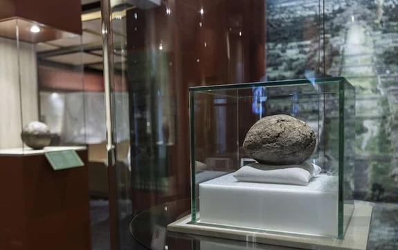 La pelota de 3,600 a&ntilde;os que pas&oacute; siglos enterrada y hoy puede verse en Teotihuacan