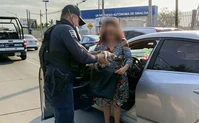 Polic&iacute;as de Culiac&aacute;n rescatan a gatito atrapado en un motor y termina siendo adoptado
