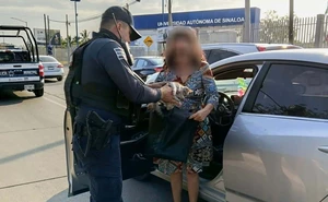 Policías de Culiacán rescatan a gatito atrapado en un motor y termina siendo adoptado