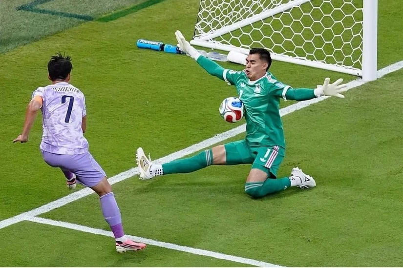 Raúl 'Tala' Rangel demuestra porque es el portero titular de la Selección Mexicana. Foto. Instagram