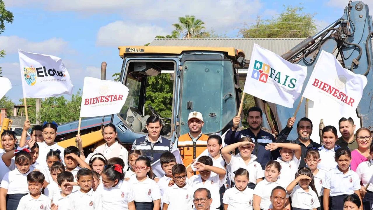 Estudiantes, padres de familia y personal docente, estuvieron presentes en el arranque de esta importante obra sanitaria