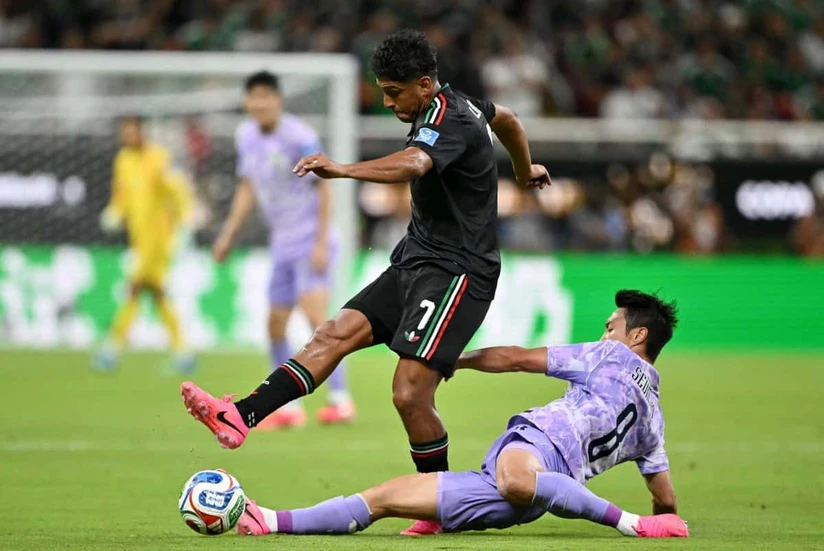 El centrocampista mexicano Luis Romo (n.º 07) y el centrocampista surcoreano Paik Seung-ho (n.º 08) disputan el balón durante el partido de fútbol del Grupo A del Mundial 2026 entre México y Corea del Sur en el Estadio Guadalajara de Zapopan, el 18 de junio de 2026. (Foto de CARL DE SOUZA AFP)