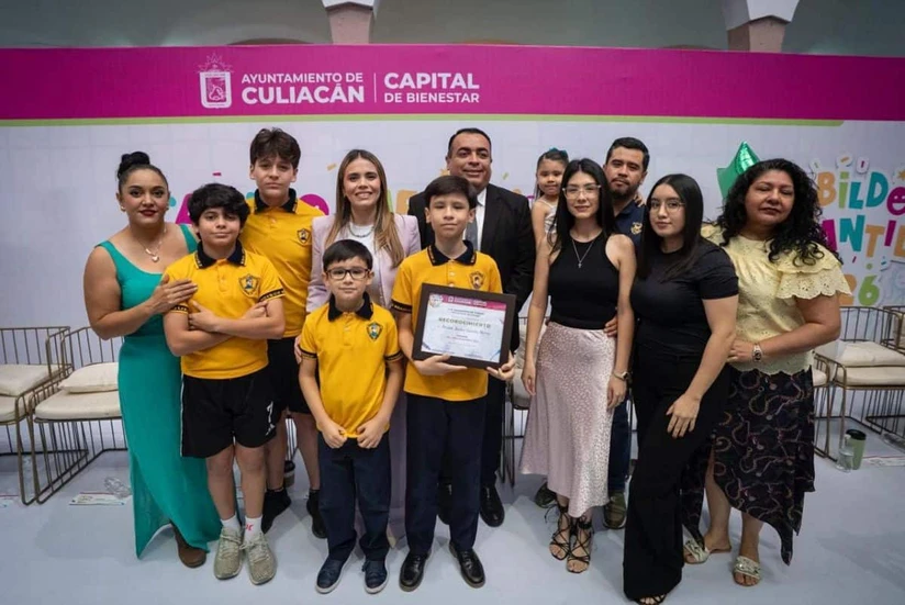 Dylan Javier comparte este importante logro junto a su maestra, Flor Yareli Corrales Barraza, y la directora del plantel, Guadalupe Irasema Bastidas Arredondo, quienes han acompañado y fortalecido su formación académica y personal. Foto: Juan Madrigal