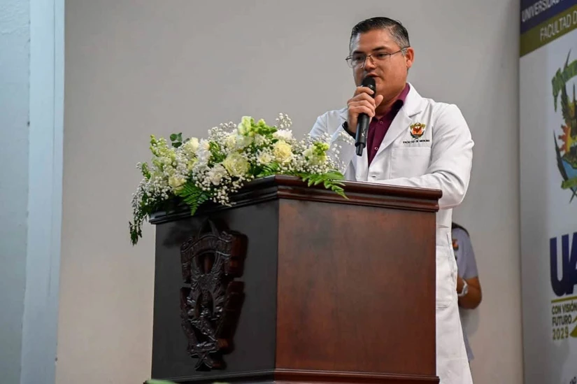 César Porfirio Ríos Bejarano encabezó el juramento profesional de las y los egresados de Gericultura, quienes se comprometieron a servir con ética, humanidad y respeto a las personas mayores. Foto: UAS