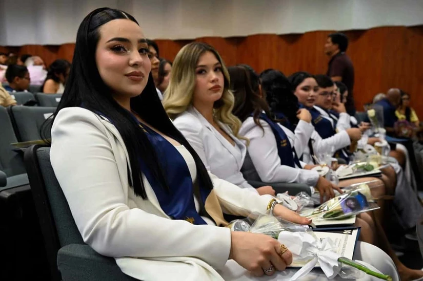 La XIII Generación de la Licenciatura en Gericultura concluyó su formación con un llamado a promover la autonomía, la calidad de vida y los derechos de las personas mayores. Foto: UAS