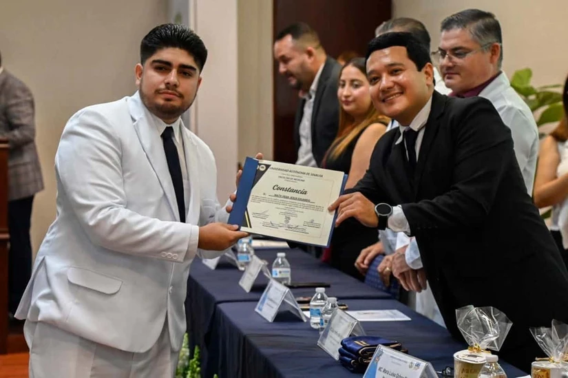 La XIII Generación de la Licenciatura en Gericultura concluyó su formación con un llamado a promover la autonomía, la calidad de vida y los derechos de las personas mayores. Foto: UAS