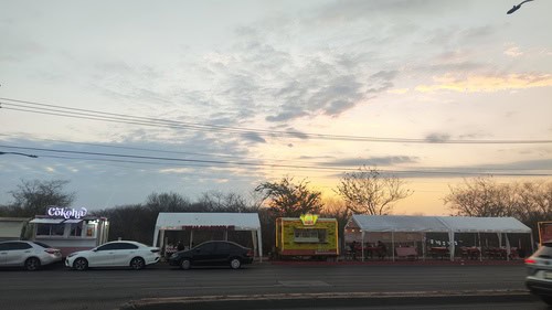 Durante la mañana puedes encontrar opciones de desayuno como chilaquiles y por la tarde encuentras desde sushi hasta snacks de todo tipo.