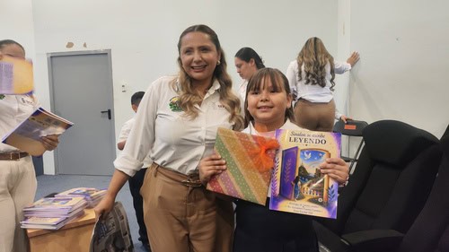 Cada niño, niña y asistente recibieron una edición impresa de la Antología hecha por los estudiantes, maestros y padres de familia.