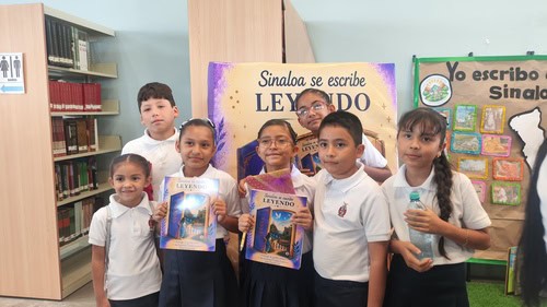 Los niños posaron orgullosos a lado de la Antología que reúne 51 cuentos realizados por ellos.
