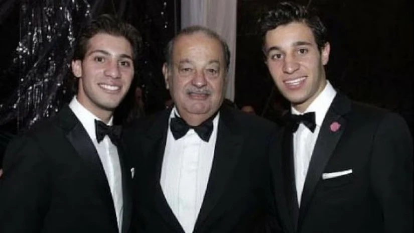Carlos Slim junto a Danie Hajj y Rodrigo Hajj, sus nietos.