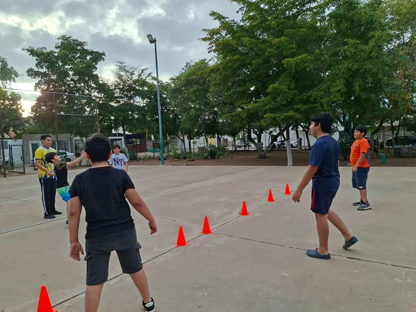 Cada tarde, la Unidad Deportiva La Florida se llena de sonrisas y aprendizaje gracias a un programa que impulsa a niñas y niños a creer en sí mismos, desarrollar sus talentos y construir un mejor futuro. Foto: Juan Madrigal