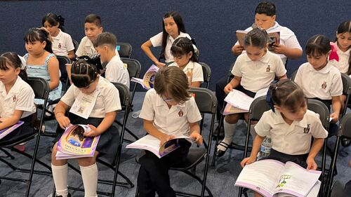 Los niños estaban muy emocionados con la Antología que hicieron entre todos demostrando la importancia que sigue teniendo la escritura en la infancia.