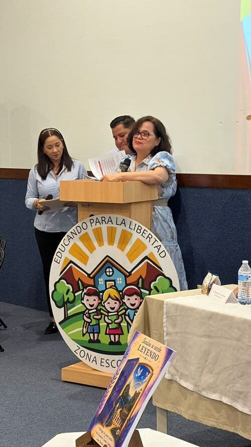 La organizadora del taller de poesía infantil 