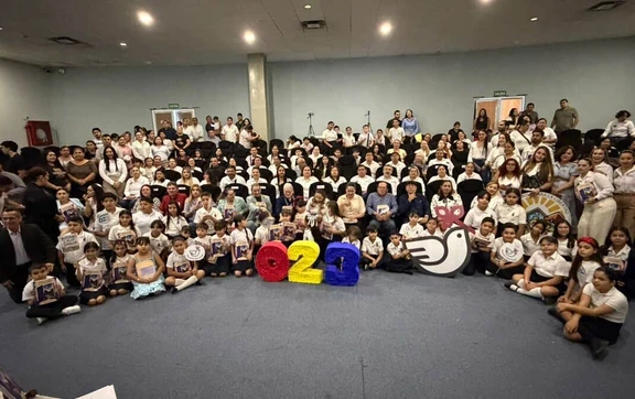 "Sinaloa se escribe leyendo": ni&ntilde;as, ni&ntilde;os, docentes y familias convierten sus historias en un libro que inspira paz