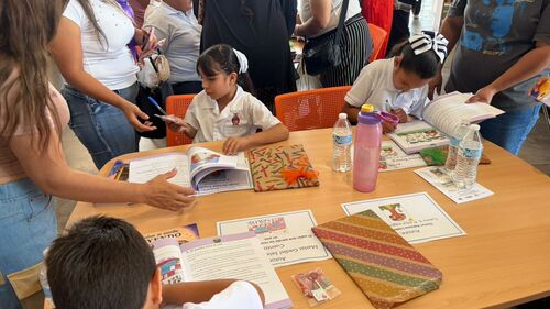 Al finalizar todos los autores tuvieron la oportunidad de firmar los libros de los asistentes.